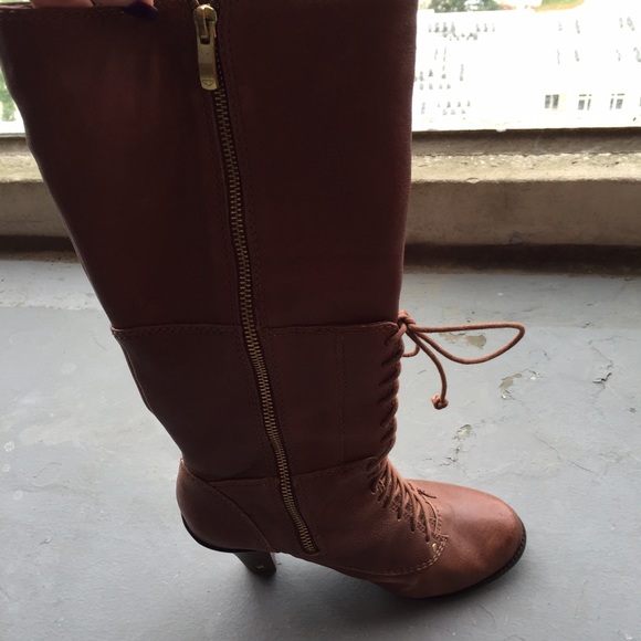 Vince Camuto size 8 Brown Leather High Boot - Picture 2 of 4